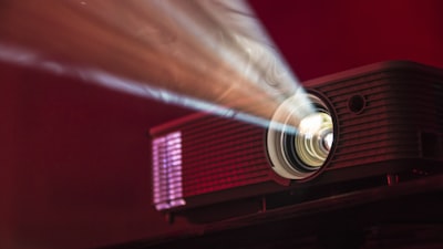 现代都市情感剧《三十而已2》海报，三位女性主角背影